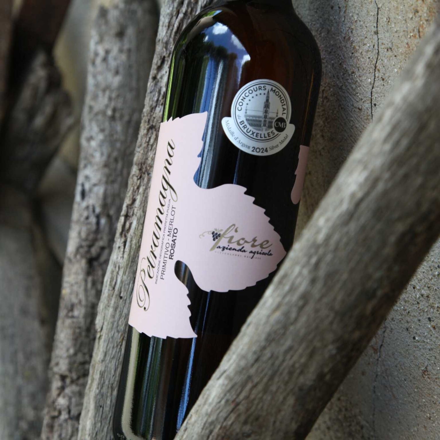 Bottiglia di vino Petramagna di Cantine Fiore