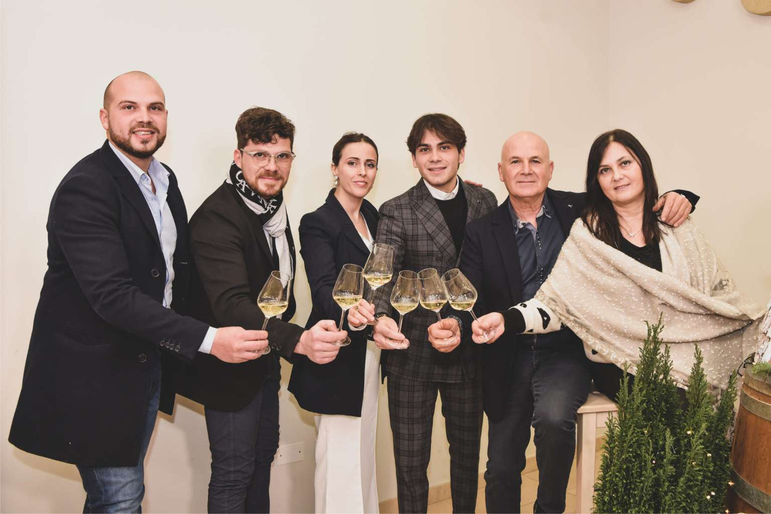 Ritratto di famiglia Fiore con calici in mano per un brindisi