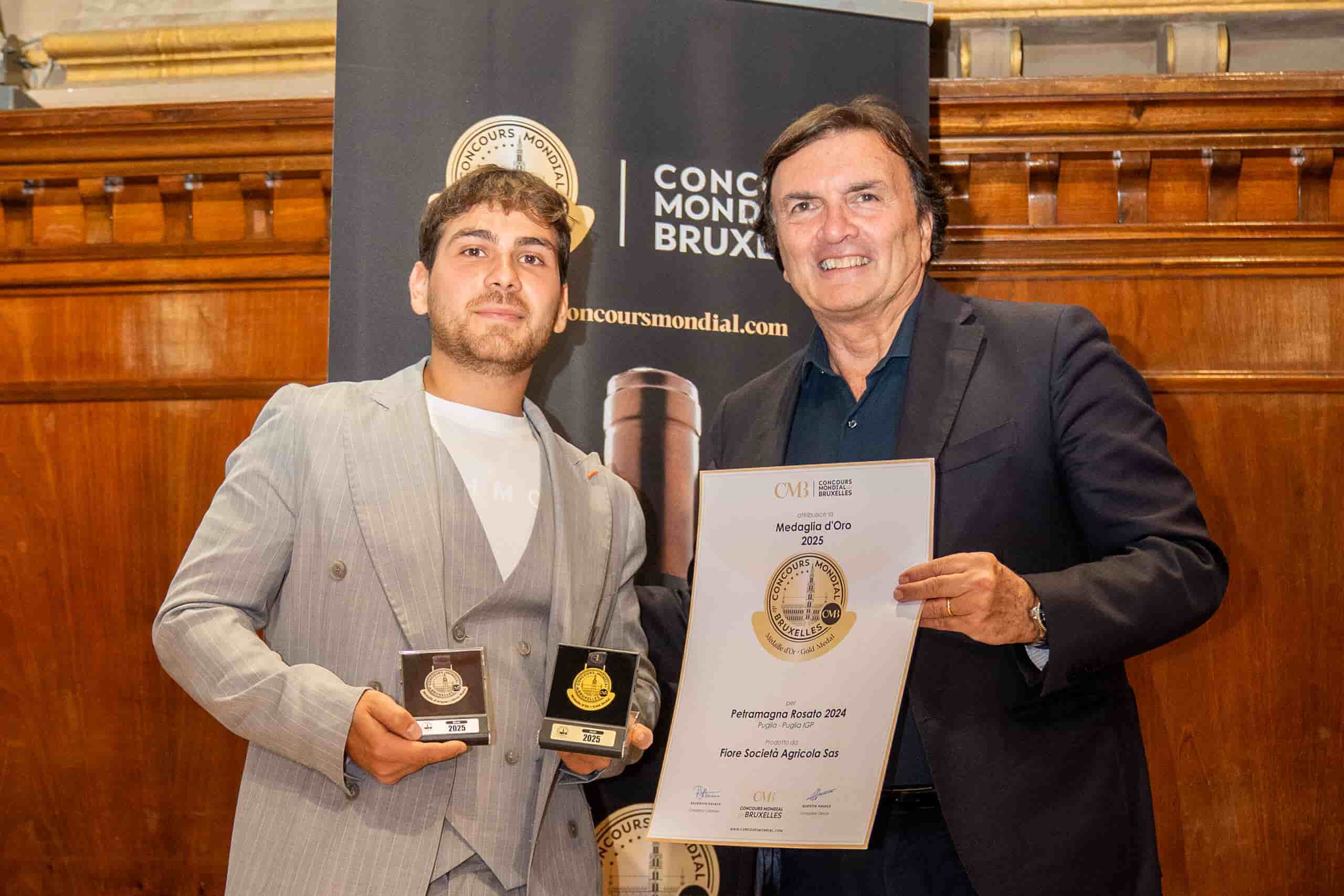 Premiazione aii titolari di Cantine Fiore al Concorso Mondiale di Bruxelles di uno dei loro pregiati vini
